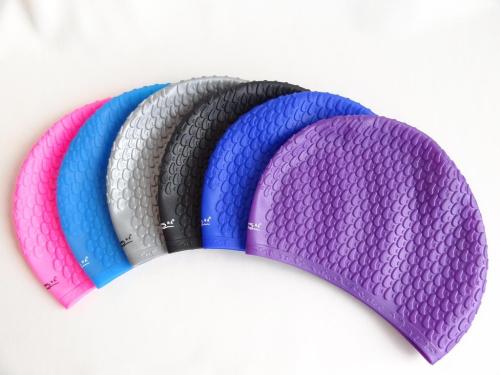 游泳戴硅膠的好還是布的好，硅膠泳帽和布泳帽哪個(gè)更舒服？