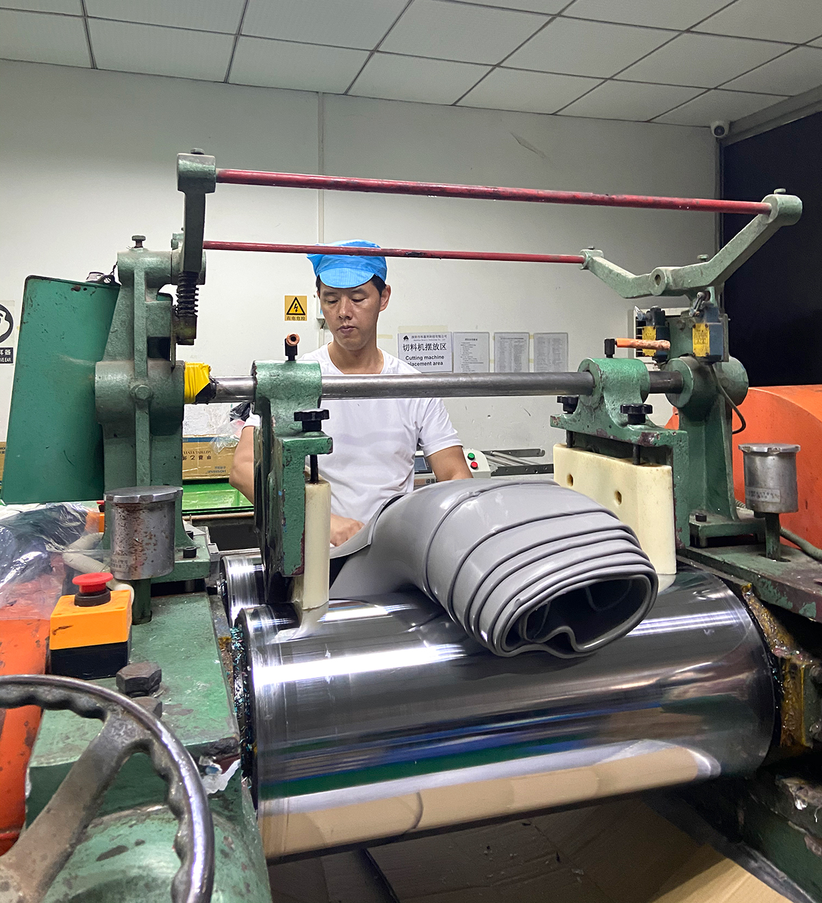 硅膠制品混煉機(jī)車間.jpg 硅膠制品混煉機(jī)車間.jpg